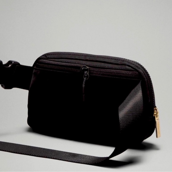 🖤NWT Lululemon Black & Gold Hardware Everywhere Belt Bag 1L - Picture 2 of 6